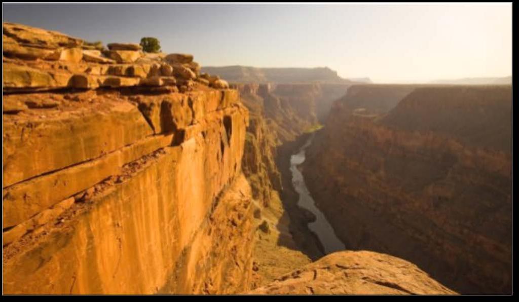 Grand Canyon Το Grand Canyon, αυτό το μεγαλόπρεπο σκηνικό µε τις αλλεπάλληλες χαράδρες, τα απόκρημνα τοιχώματα και τους θεόρατους βράχους µε τις αλλόκοτες µορφές, διαµορφώθηκε από τη διάβρωση που