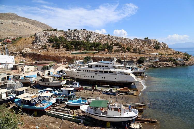 Βέβαια ξύλινα σκαριά(καϊκια) σπάνια κατασκευάζονται πια, το αντίθετο μάλιστα.