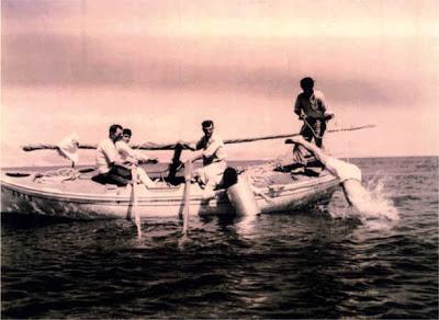 ΕΡΓΑΛΕΙΑ ΣΠΟΓΓΑΛΙΕΙΑΣ 1. Καμάκι: για ψάρεμα των σφουγγαριών. 1 ο είδος: η καμάκα, με μυτερές μικρές λόγχες, περίπου 10 κιλά και δεμένο στην άκρη με σχοινί πολλές οργιές.