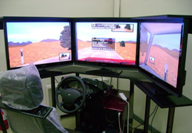 Εικόνα 4. 1 Προσομοιωτής οδήγησης Το εικονικό περιβάλλον δημιουργείται από τον υπολογιστή και παρουσιάζει ένα οδικό περιβάλλον, στο οποίο οι χρήστες οδηγούν υπό ρεαλιστικές συνθήκες.