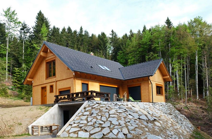PREDNOSTI LESENE GRADNJE ENERGETSKO VARČNO ZARADI VELIKE LESNE MASE JE TOPLOTNA AKUMULACIJA VISOKA, KAR PODALJŠA ČAS OHLAJANJA IN POSLEDIČNO ZNIŽUJE STROŠKE OGREVANJA.