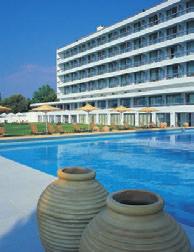 Χτισμένο σε μια ιδανική τοποθεσία, ορθώνει το ανάστημα του ακριβώς μπροστά στην παραλία, προσφέροντας εντυπωσιακή θέα στη θάλασσα, στη γέφυρα Ρίου - Αντίρριου αλλά και στο βουνό.