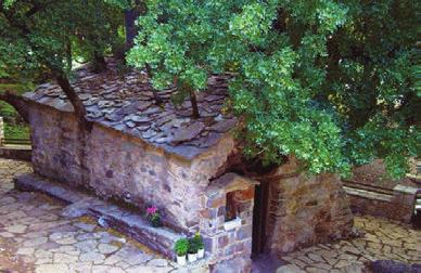Φωτεινά δωμάτια, καλλωπισμένοι κήποι, μεγάλη πισίνα, σαλόνι με φιλόξενα σημεία συνάντησης, το μπαρ με το τζάκι και οι βεράντες μέσα στο πράσινο, συνθέτουν ένα μοναδικό περιβάλλον.