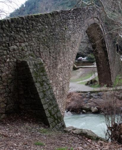 34 Κατά την δεκαετία του 50 με πρωτοβουλία του Δασαρχείου κατασκευάστηκε πέτρινη αντηρίδα αντιστήριξης στο βόρειο τύμπανο ανάντη. Εικόνα 2.10.