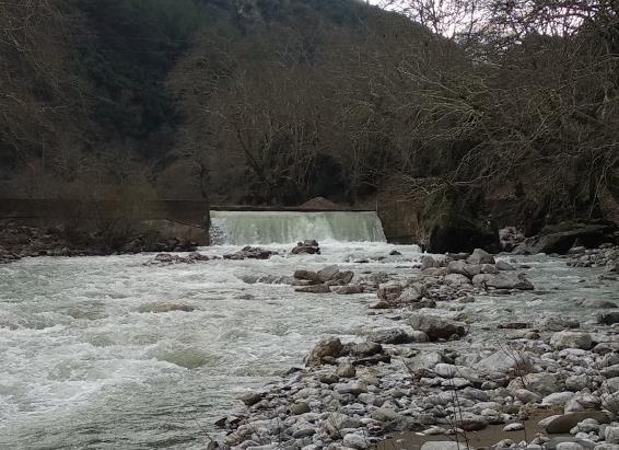 Το γεφύρι της Πόρτας ή του Αγίου-Βησσαρίωνα Έγινε επίσης αποκατάσταση των στηθαίων, του εσωραχίου του τόξου, της λιθοδομής των βάθρων, του οδοστρώματος του καταστρώματος και κατασκευή τοίχου