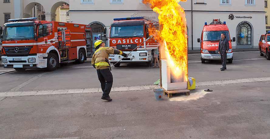 Varnost 37 Dan odprtih vrat Gasilskega društva Ljubljana mesto Rajko Jazbec, GD Ljubljana mesto Fotografije: David Koradin Gasilsko društvo Ljubljana mesto je 4.