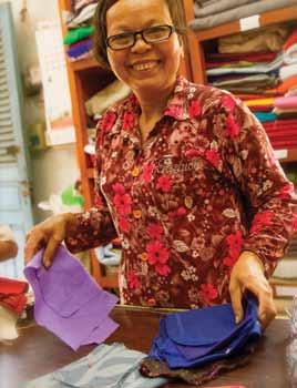 دراسات الحالة الملمس الناعم: منتجو الحرير الكمبوديين يعثرون على مشترين جدد وازدادت أرباحهم شهد منتجو الحرير الكمبوديين الذين استفادوا من مشروع مركز التجارة الدولية )ITC( الخاص بتعزيز المهارات الفنية