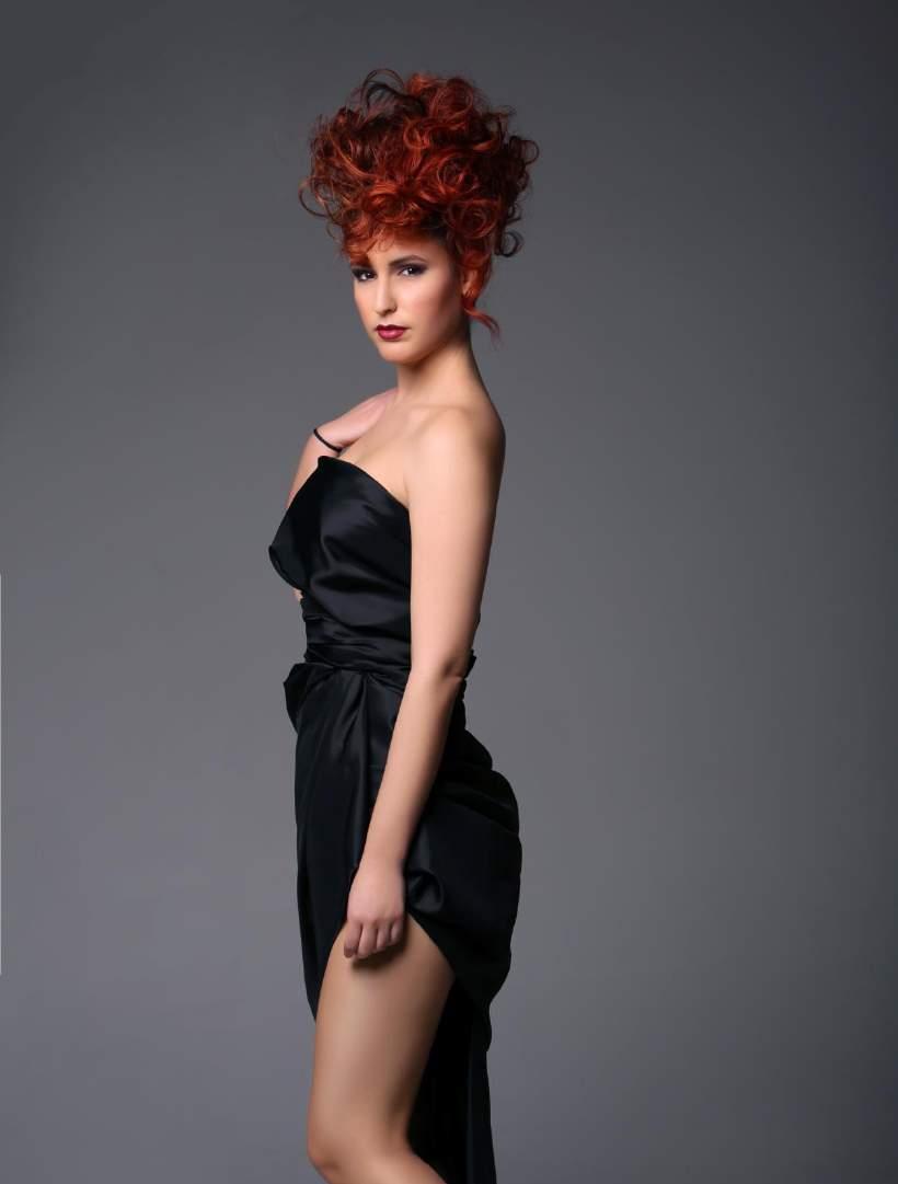βαρύ και υπερβολικά στυλιζαρισμένο look.