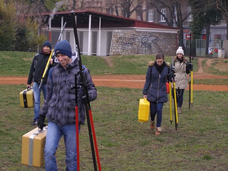 Kako bi se maksimalno smanjile nepredviđene okolnosti i mogući problemi, na srednjoškolskom igralištu u blizini Geodetskog fakulteta studenti su obavili probna opažanja (slika 4) te je obavljeno i