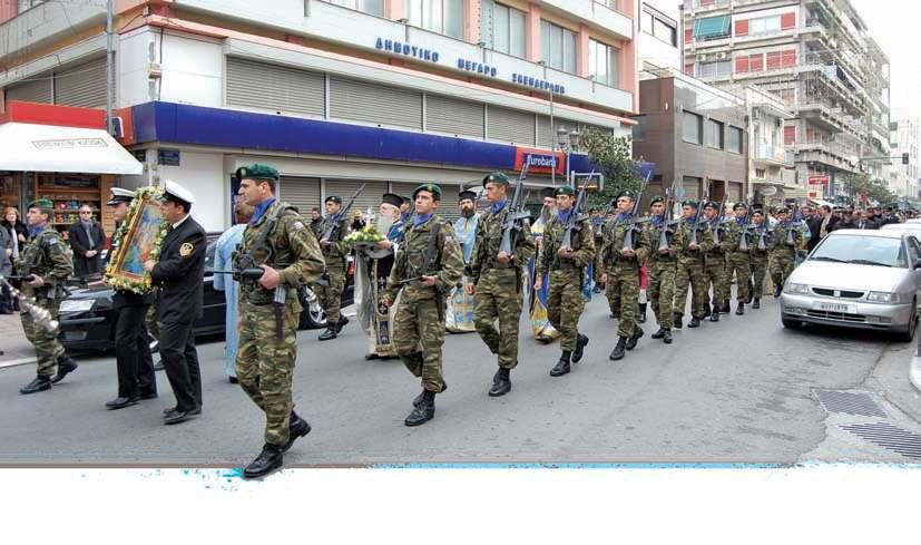 παρέδωσε τρόφιμα στον Ιερό Ναό Ευαγγελίστριας.