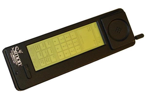 Εικόνα 1: Simon Personal Communicator Η πρώτη έξυπνη συσκευή παρουσιάστηκε μόλις το 1997 από την Ericsson (GS 88 Penelope) αν και τα κινητά τηλέφωνα που αποτελούν τους προδρόμους τους - εμφανίστηκαν