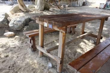 τοποθετήθηκαν «σημεία ξεκούρασης» των επισκεπτών που αποτελούνταν από ξύλινους πάγκους και τραπέζια.