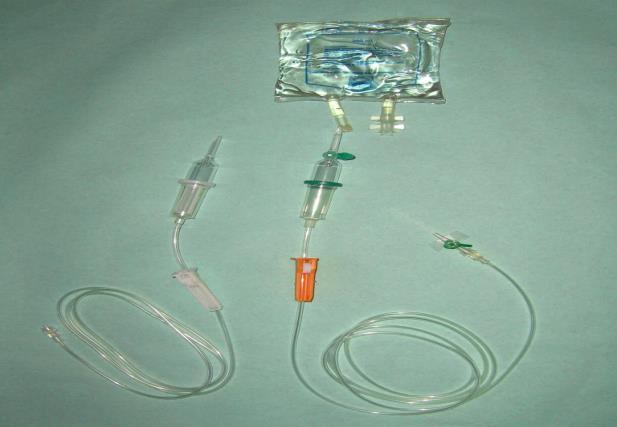 48 Fig.4. Trusa de perfuzie Camera de picurare are încorporat un filtru care împiedică particulele de cauciuc care se pot desprinde din dopul flaconului la introducerea trocarului trusei să ajungă