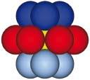 Zgornja plast atomov A je obarvana temno modro, srednja plast B rdeče, spodnja plast C pa svetlo modro. Centralni atom v srednji plasti B je obarvan rumeno.