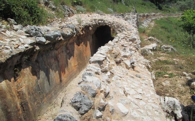 ΚΟΚΚ ΙΝΟ ΠΗΛ ΆΓΙΟΣ ΓΕΏΡΓΙΟΣ Πηγές - Ρωμαϊκό Υδραγωγείο -δρακότρυπα -πλατανόδασος Περίπου 10 χλμ βόρεια της Φιλιππιάδας, παρακείμενα της παλιάς εθνικής οδού Πρέβεζας Ιωαννίνων υπάρχει η Τ.Κ. Αγίου Γεωργίου.