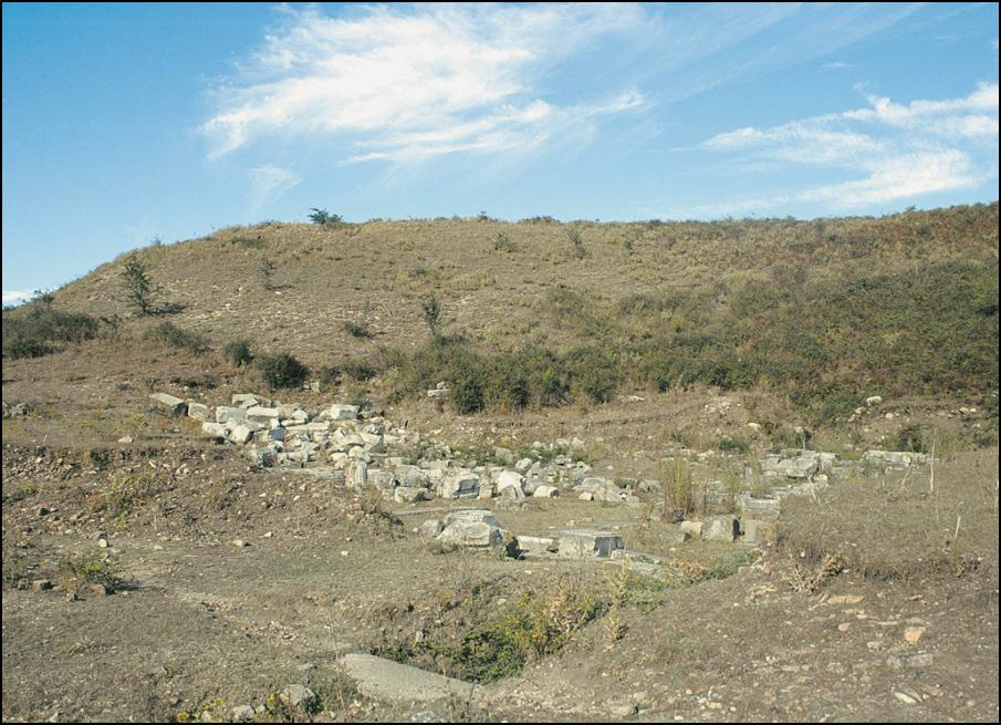 Fig. 8 pamje e mbetjeve të teatrit antik. Proskena e teatrit është 6.50 m. e gjerë dhe 12.30 m. e gjatë është ndërtuar në ordrin jonik dhe me një antablement i ulët mbi pilastra.