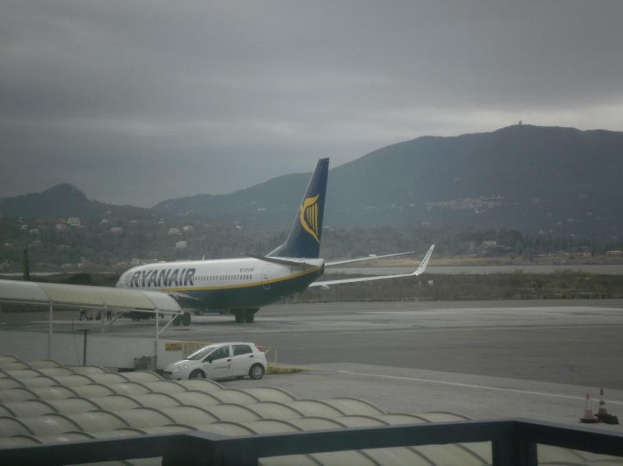 Εικόνα 18. Αεροσκάφος Boeing 737-800 της Ryanair σταθμευμένο στο διεθνή αερολιμένα "Ι.Καποδίστριας" της Κέρκυρας Φωτο: Σπ.