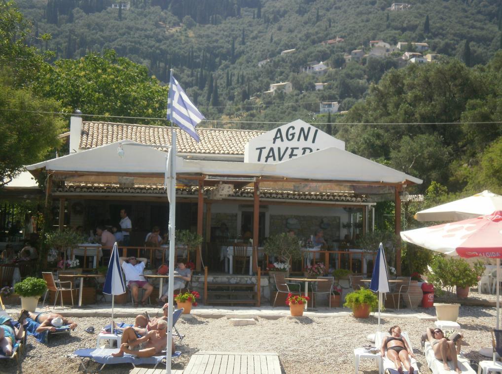μπορεί κανείς να δει το καλοκαίρι να κυκλοφορούν εύποροι Βρετανοί με επώνυμα ρούχα, μαγιό, κινητά τηλέφωνα και φορητούς υπολογιστές με ασύρματη σύνδεση Εικόνα 30.