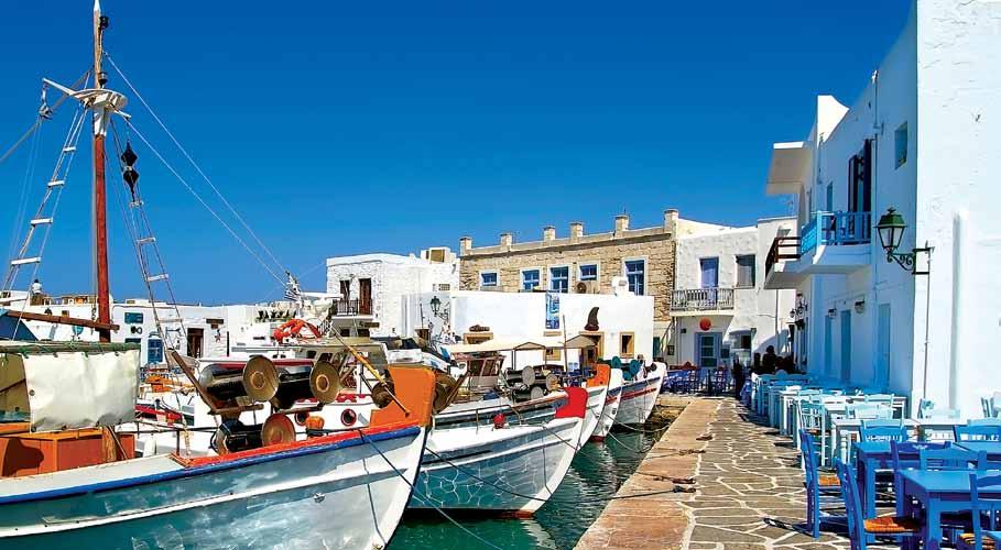 Εκατονταπυλιανής, ένα από τα σημαντικότερα βυζαντινά μνημεία της Ελλάδας. Επισκευθείτε τα πολυάριθμα beach bars και clubs του νησιού.