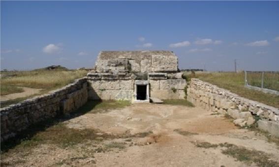 Κύπρο ως προς τον αρχιτεκτονικό τύπο των τάφων αλλά και των εθίμων βρίσκεται δυτικά της πόλης.