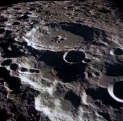Некои од астронаутите објаснуваат: Материјалот од кој е составена површината на Месечината е еден од најнезамисливите електрични спроводници кои што причинуваат правта да е крената "да лебди" над