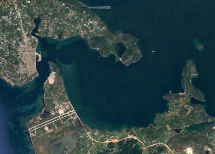 Εμπεριέχει μια ημίκλειστη λεκάνη (Αμβρακικός κόλπος) και ένα λιμνοθαλάσσιο σύστημα, το οποίο συνίσταται από είκοσι λιμνοθάλασσες (οι μεγαλύτερες