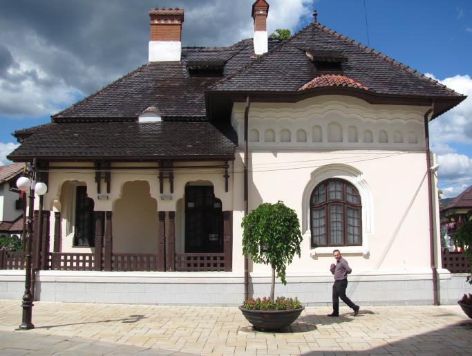 Turn clopotniță Aspect din Ansamblul Curţii Domneşti Muzeul de etnografie Piatra Neamţ Expoziţia muzeului cuprinde