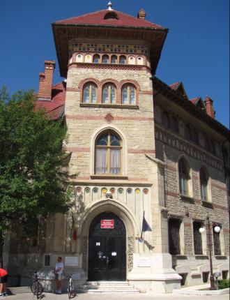 Domnească, expune în jur de 300 de piese din cadrul culturilor Precucuteni Cucuteni, incluse in categoria tezaur a patrimoniului cultural naţional.