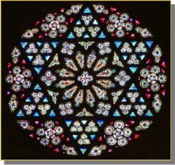 Фрактали у архитектури На овој слици приказан је хексаграм катедрале у Валенсији, у Шпанији. Он представља пример примене Сиерпинског троугла у Готском стилу.