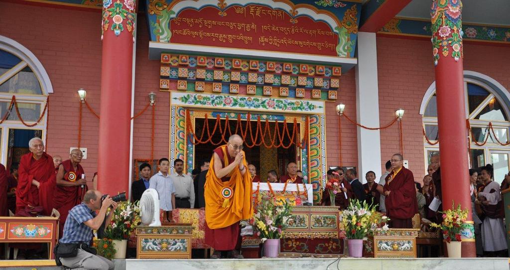 Από το 1642 ο Δαλάι Λάμα, πνευματικός και κοσμικός συνάμα ηγεμόνας των Θιβετιανών, κατοικούσε στο τεράστιο παλάτι-ναό Ποτάλα, στη Λάσα.