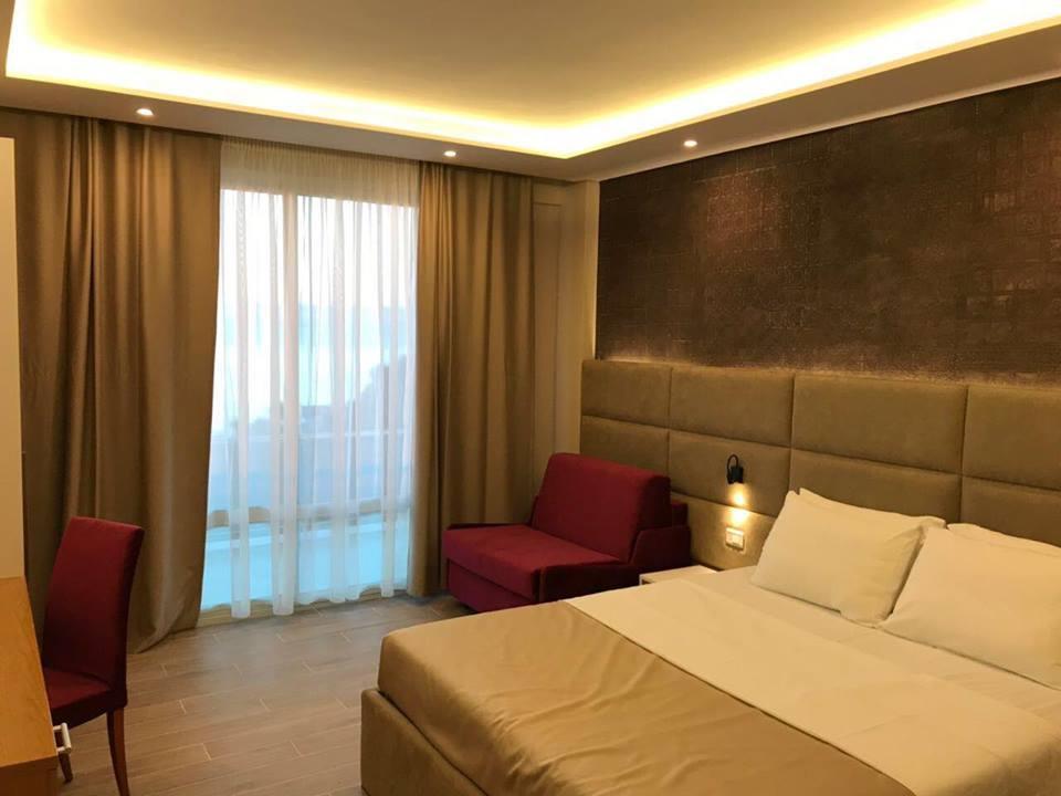 SADRŽAJI: Recepcija 24h, 2 lifta, restoran, a la carte restoran, bar, bar na plaži, otvoreni bazen, zabavni park za djecu, WiFi internet, konferencijska sala, parking, 24h room
