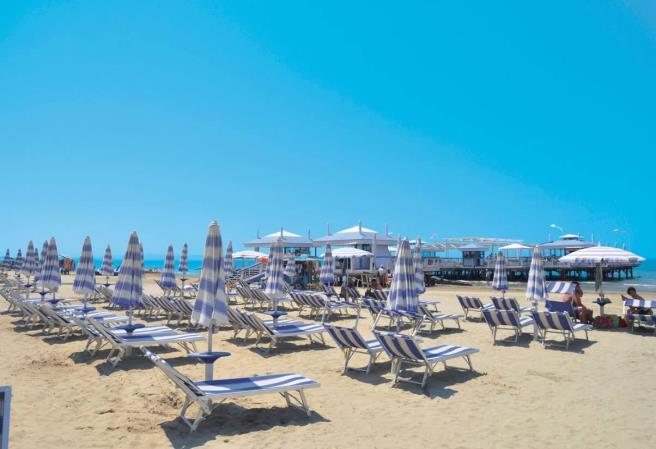 plaža. Ležaljke i suncobrani na bazenu i na plaži uključeni su u cijenu. SOBE: 107 klimatizovanih prostranih soba (2+1 ili 2+2).