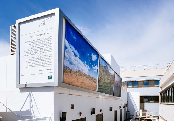 TO ΘΕΜΑ THE WALL GALLERY Μία θεραπευτική καλλιτεχνική πρόταση από τους ΑΒR στον τοίχο του Ογκολογικού Κέντρου Εδώ και αρκετές μέρες, μπορείτε να παρατηρήσετε ακόμη και από τον δρόμο το φωτογραφικό
