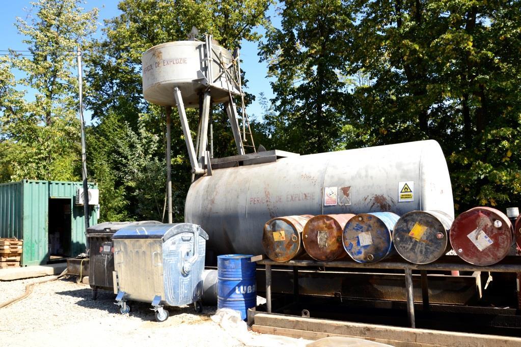 alimentării tuturor motoarelor termice existente pe locaţie (motoarele instalaţiei, generatoarelor electrice, ale grupurilor motopompă), construit conform normelor de siguranţă în vigoare.