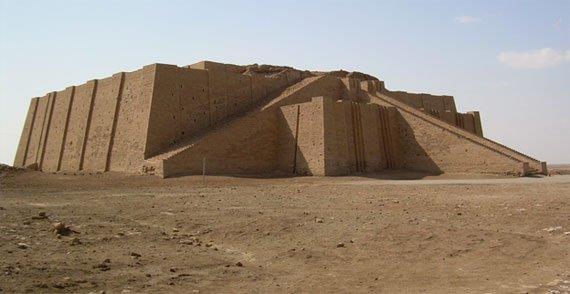 Στη Μεσοποταμία, στο σημερινό Ιράκ, τα λεγόμενα ζιγκουράτ άρχισαν να κατασκευάζονται από το 3500 π.χ., σχεδόν χίλια χρόνια πριν από την εποχή που οι Αιγύπτιοι κατασκεύασαν την πρώτη τους πυραμίδα.