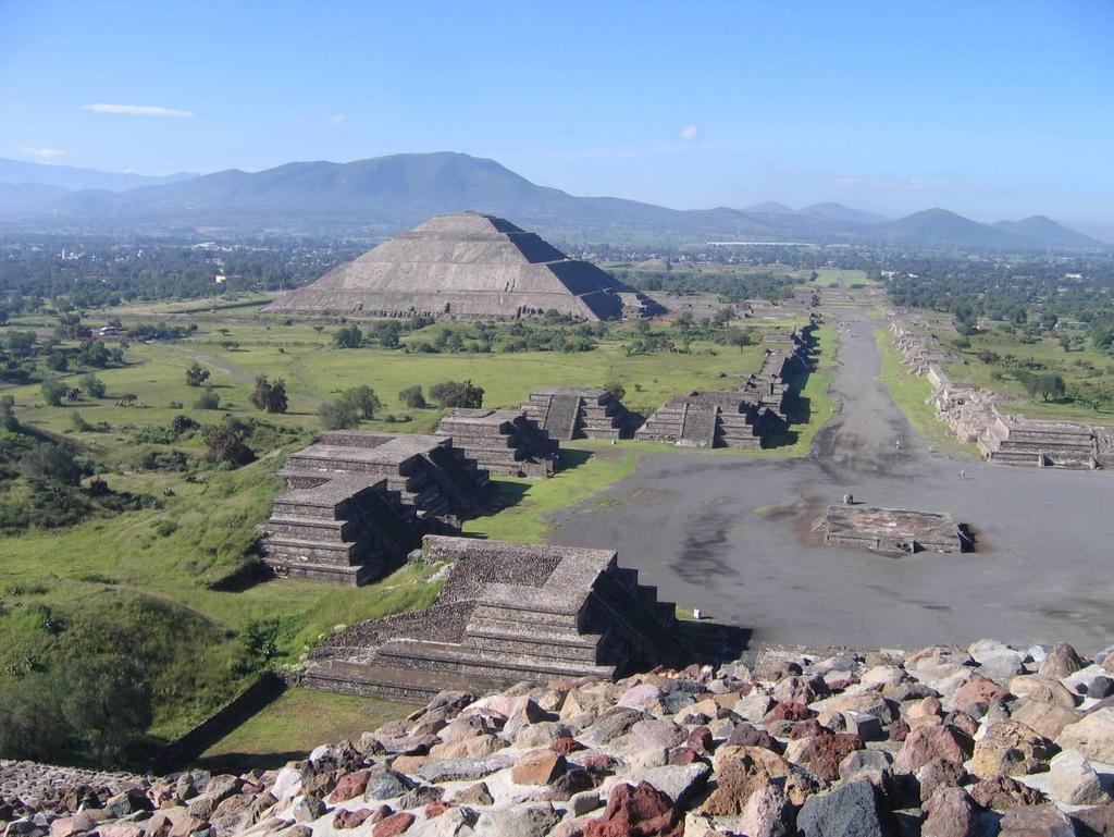 ΕΙΚ.2 Η πρώτη επάνω ΕΙΚ.1 φωτογραφία είναι μια κινέζικη πυραμίδα, ενώ η δεύτερη κάτω ΕΙΚ.2 είναι μια φωτογραφία της πυραμίδας του Τεοτιχουακάν στο Μεξικό.