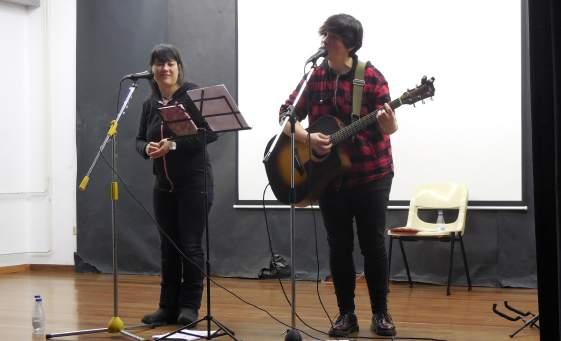 O NOSO IES 25 Aldaolado no IES de Quiroga Con moito humor, promoveron a poesía e o uso do galego PAULA GONZÁLEZ / QUIROGA Durante a súa actuación no centro o 13 de febreiro, relataron historias da