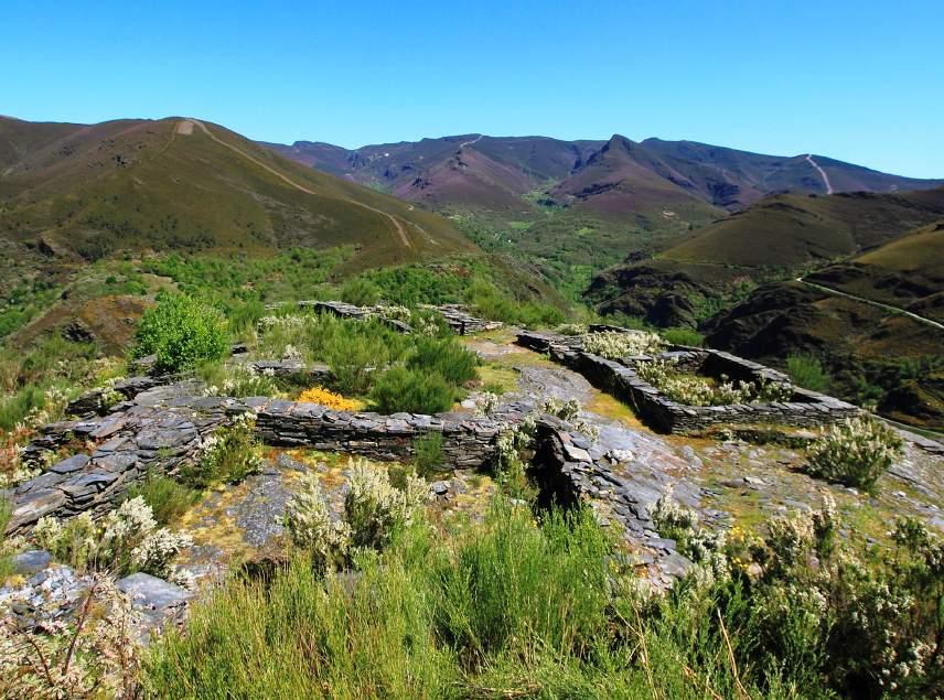 A NOSA COMARCA 5 Quiroga: unha viaxe no tempo Quiroga, Ribas de Sil e Folgoso do Courel superan en conxunto os 250 xacementos arqueolóxicos CARLOS GLEZ / QUIROGA Os concellos que forman a Comarca de