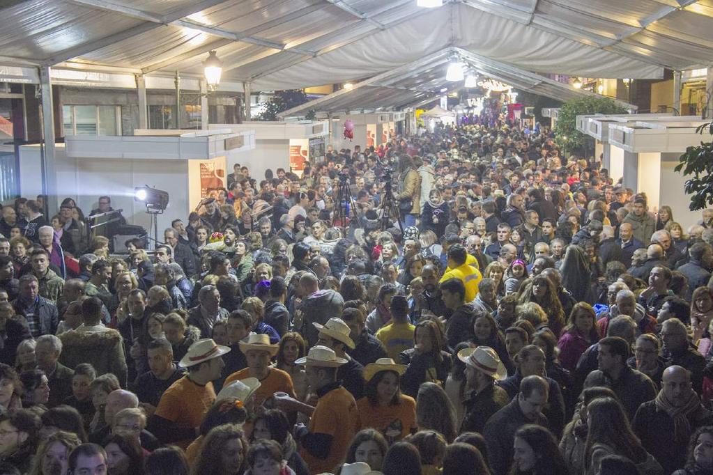 A NOSA COMARCA 9 A primeira Feira do Viño da Ribeira Sacra "Quiroga é un viño", denominacióna de orixe dada a esta festa por Uxío Novoneyra, poeta do Courel EMILY GONZÁLEZ, ETS / QUIROGA A primeira