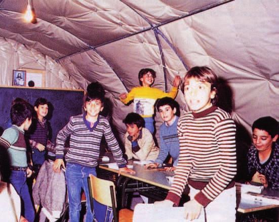 Καλαμάτα 1986: σχολείο σε σκηνές μετά τον σεισμό 5. Η Ελλάδα είναι χώρα με υψηλή σεισμικότητα. Επισκέψου στο σπίτι ή στο σχολείο την ιστοσελίδα του Ο.Α.Σ.Π. (στη διεύθυνση: http://www.oasp.