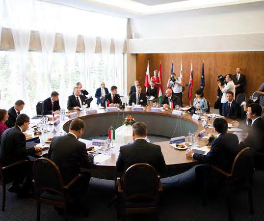 RUKOPIS SLOVENSKÉHO PREDSEDNÍCTVA V4 bude pre SR aj naďalej prioritným regionálnym formátom pri hľadaní spojencov, ale zároveň pre nás nejestvuje voľba medzi V4 a EÚ.