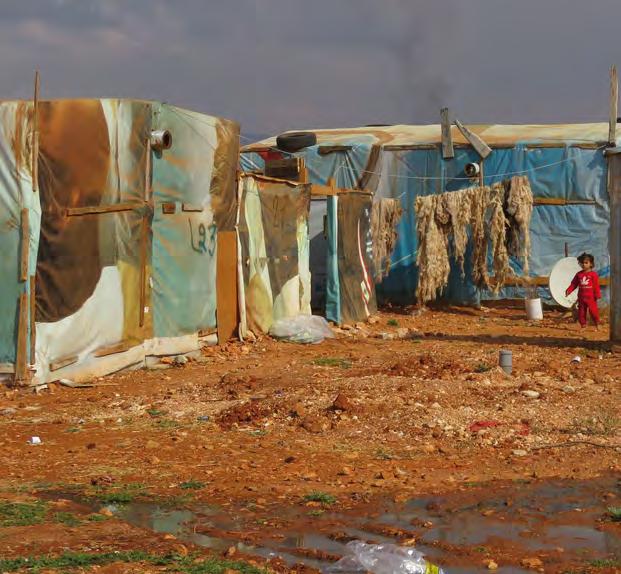 Navyše, Libanon už 70 rokov na svojom území hostí takmer pol milióna palestínskych utečencov, ktorí sem prišli po vzniku Izraela, takže utečenci dnes tvoria štvrtinu jeho obyvateľov.