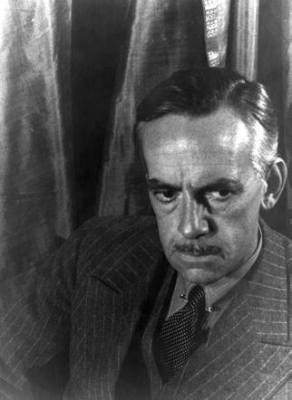 Konzulárny úradník z povolania má právo na výsady a imunity, ktoré mu prináležia podľa Viedenského dohovoru o konzulárnych stykoch, zatiaľ čo honorárny konzulárny úradník ich požíva iba v obmedzenej
