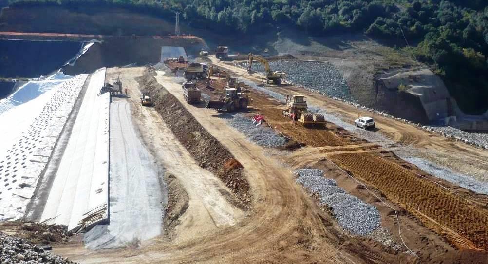 χωρητικότητας 3.205 τόνων, ενώ ήταν αγκυροβολημένο νοτιοδυτικά της νησίδας Αταλάντης, ανοιχτά της Σαλαμίνας, και μερικώς φορτωμένο με καύσιμα.