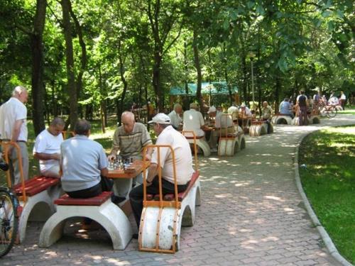 Strada Cuza Voda este localizată adiacent Pieței Dacia. Pavimentul din aceasta zona a fost schimbat recent.