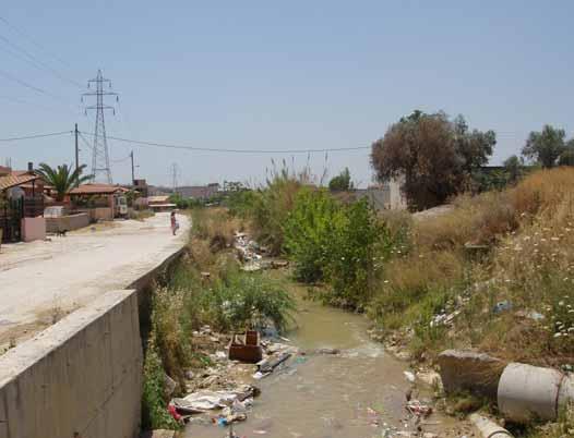 σχεδιασµού Κατοικίες που δεν πληρούν τις προδιαγραφές, βρίσκονται σε άµεση επαφή µε το Ρέµα Μετατροπή ρέµατος