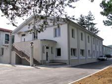 priporočljivo odstraniti šele tik pred vgradnjo. S toplotno izolacijskimi ploščami je potrebno ravnati skrbno in previdno.