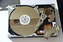 SISTEME. DEFINIłII ŞI EVOLUłIE - 2 47 Platan Cap de citire Fig. 2.40 Hard disk deschis (cu magnetul superior îndepărtat) O comparańie, referitor la un hard-disk pentru un laptop, este ilustrată în figura 2.