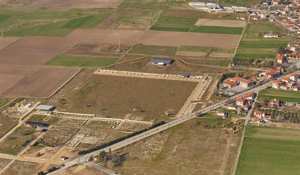 4. Αεροφωτογραφία του αρχαιολογικού χώρου της Πέλλας. Άποψη από ΝΑ. εξυπηρετούσαν εκτός από τη διαβίωση της βασιλικής οικογένειας και λειτουργίες δημόσιου χαρακτήρα και θρησκευτικές τελετές.