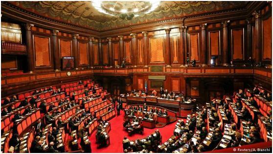 - Η προεκλογική Ιταλία αποσιωπά την κρίση Το δυσβάσταχτο για τις ιταλικές τράπεζες βάρος των κόκκινων δανείων αλλά και το υπέρογκο δημόσιο χρέος της χώρας φαίνεται να απασχολούν ουδόλως την